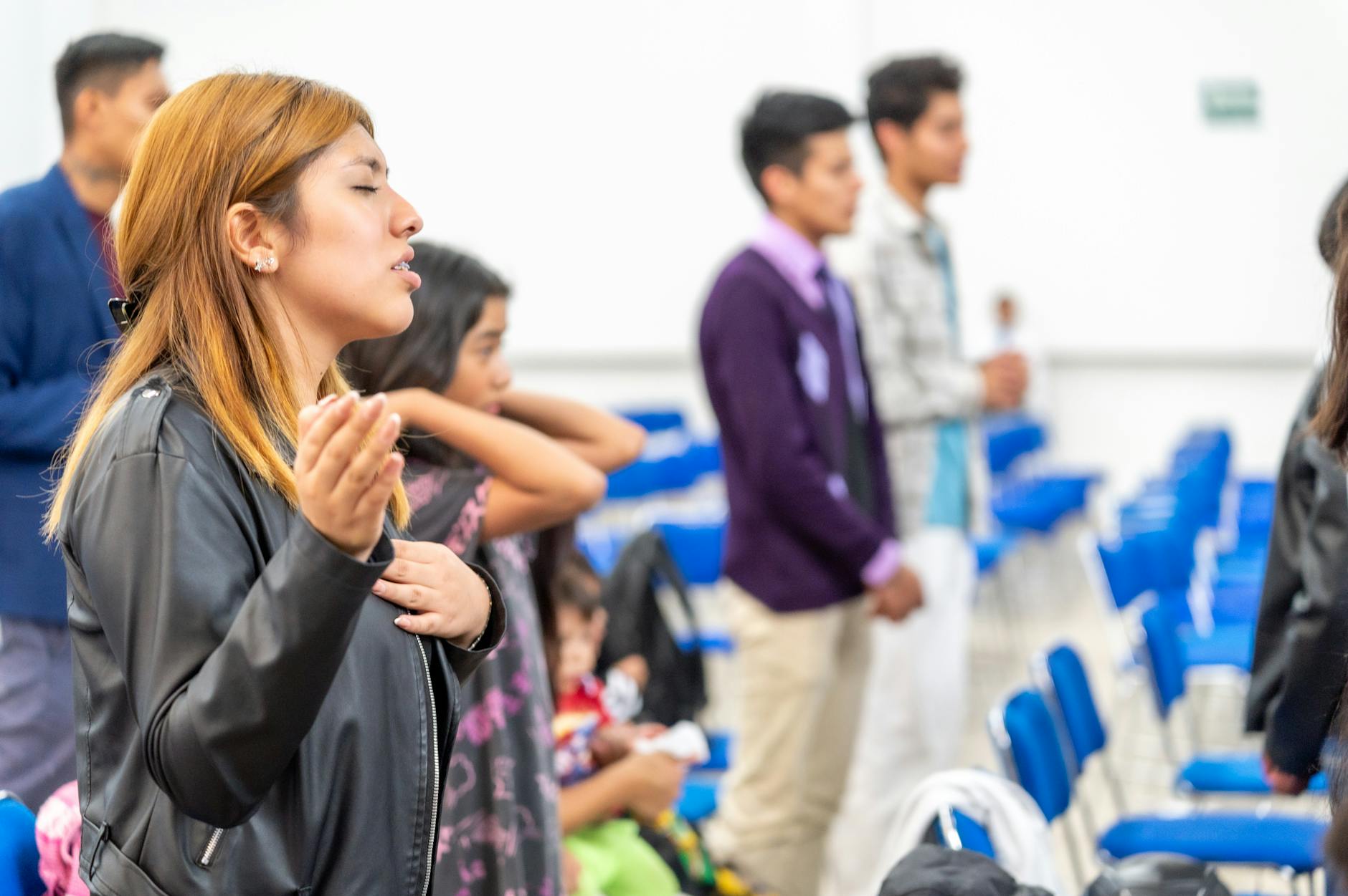 Jak pogłębić wiarę na co dzień: praktyczne wskazówki dla zabieganych katolików Grupa osób na modlitwie w sali w mieście Meksyk