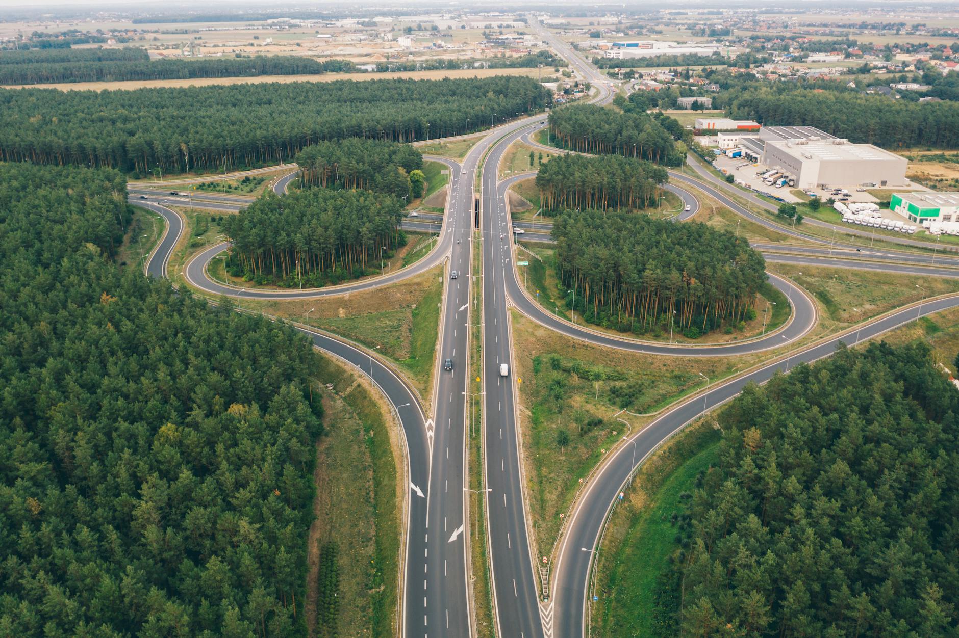Węzeł autostradowy wśród lasów w okolicach Poznania, widok z lotu ptaka