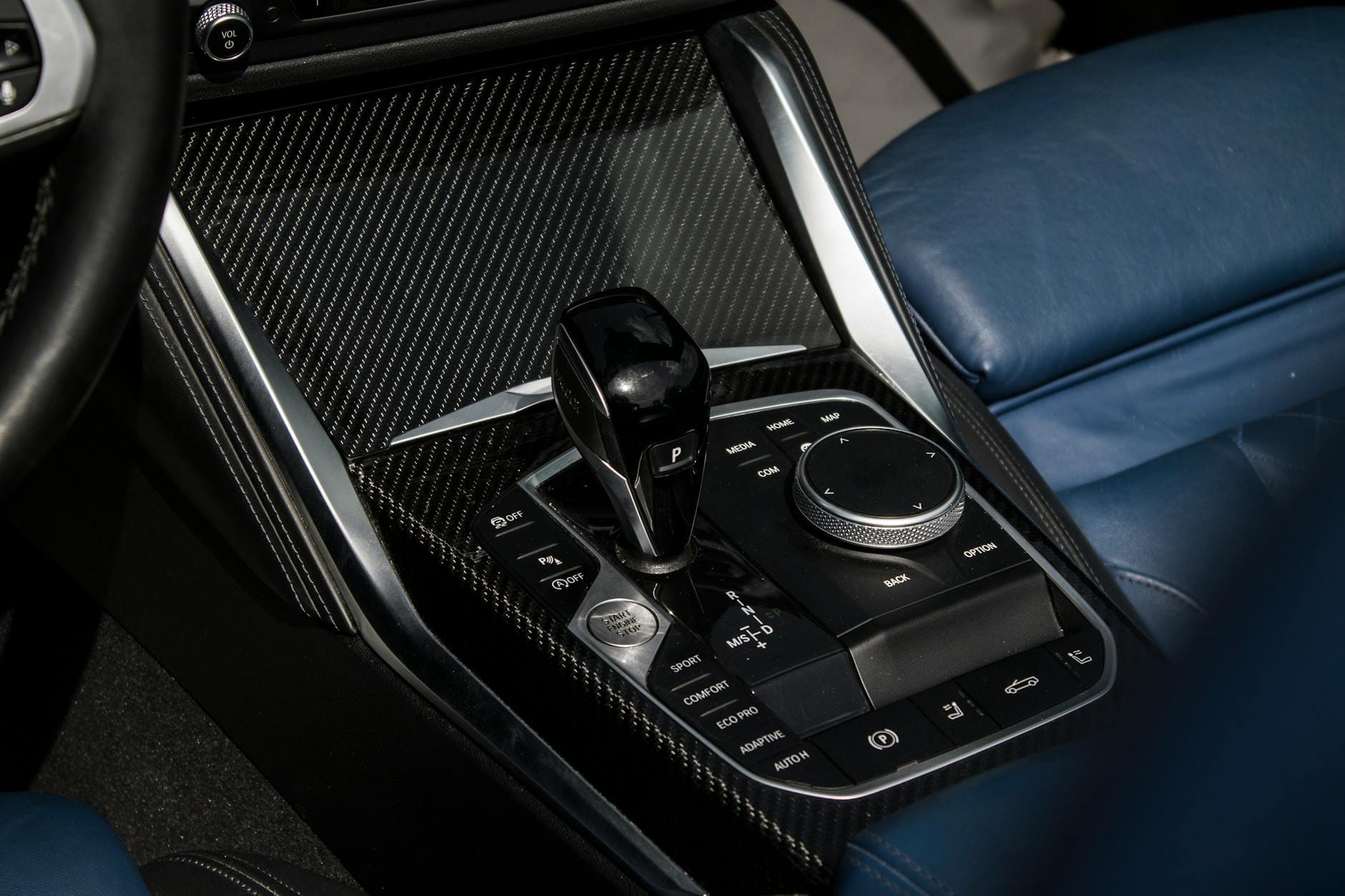 Wnętrze auta GT z karbonowym lewarkiem zmiany biegów i panelami trybów