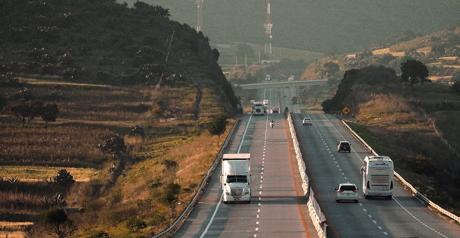 Ruchliwa autostrada z wieloma samochodami na tle malowniczego krajobrazu