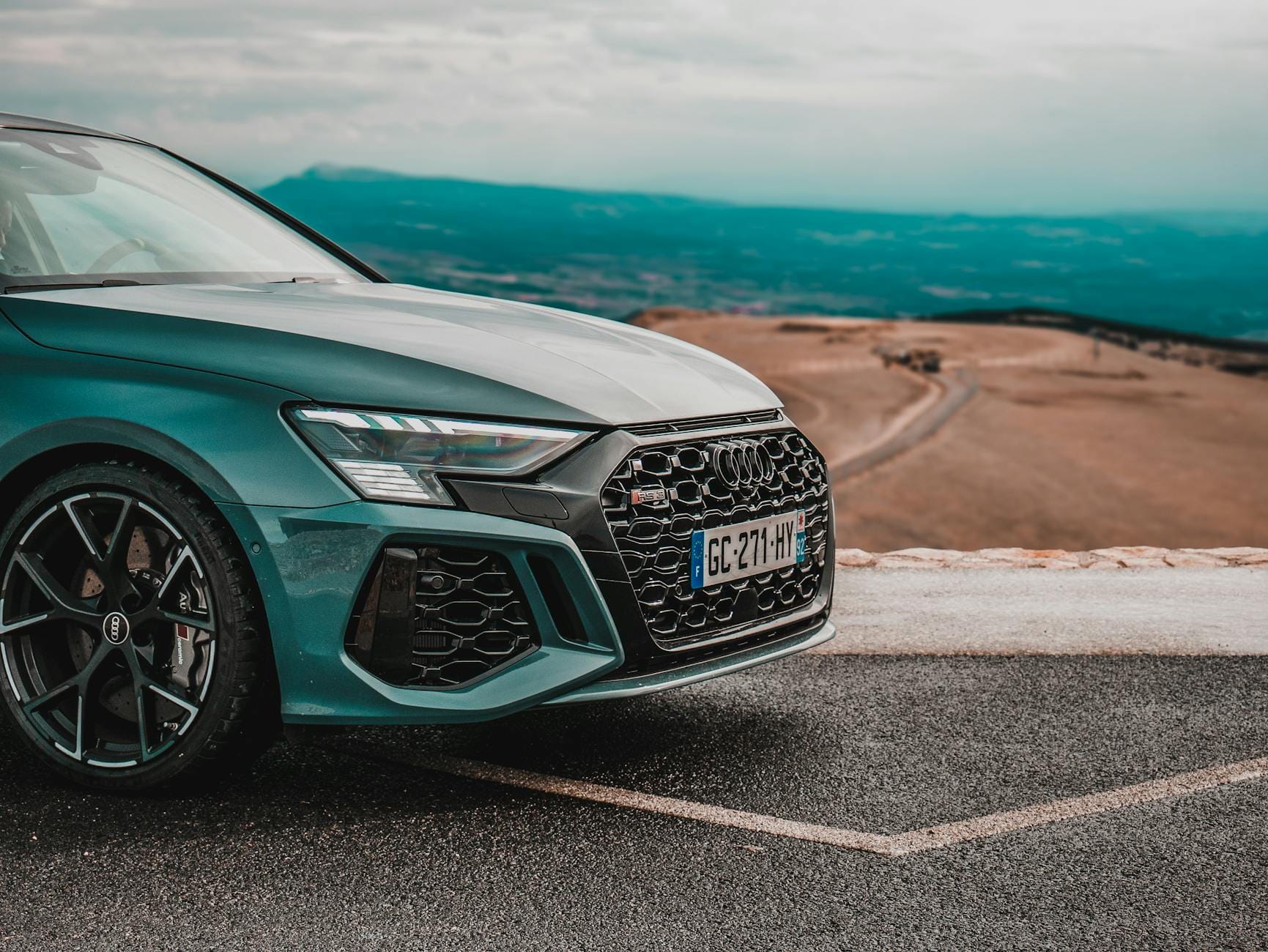 Sportowe auto na górskiej drodze podczas testu osiągów