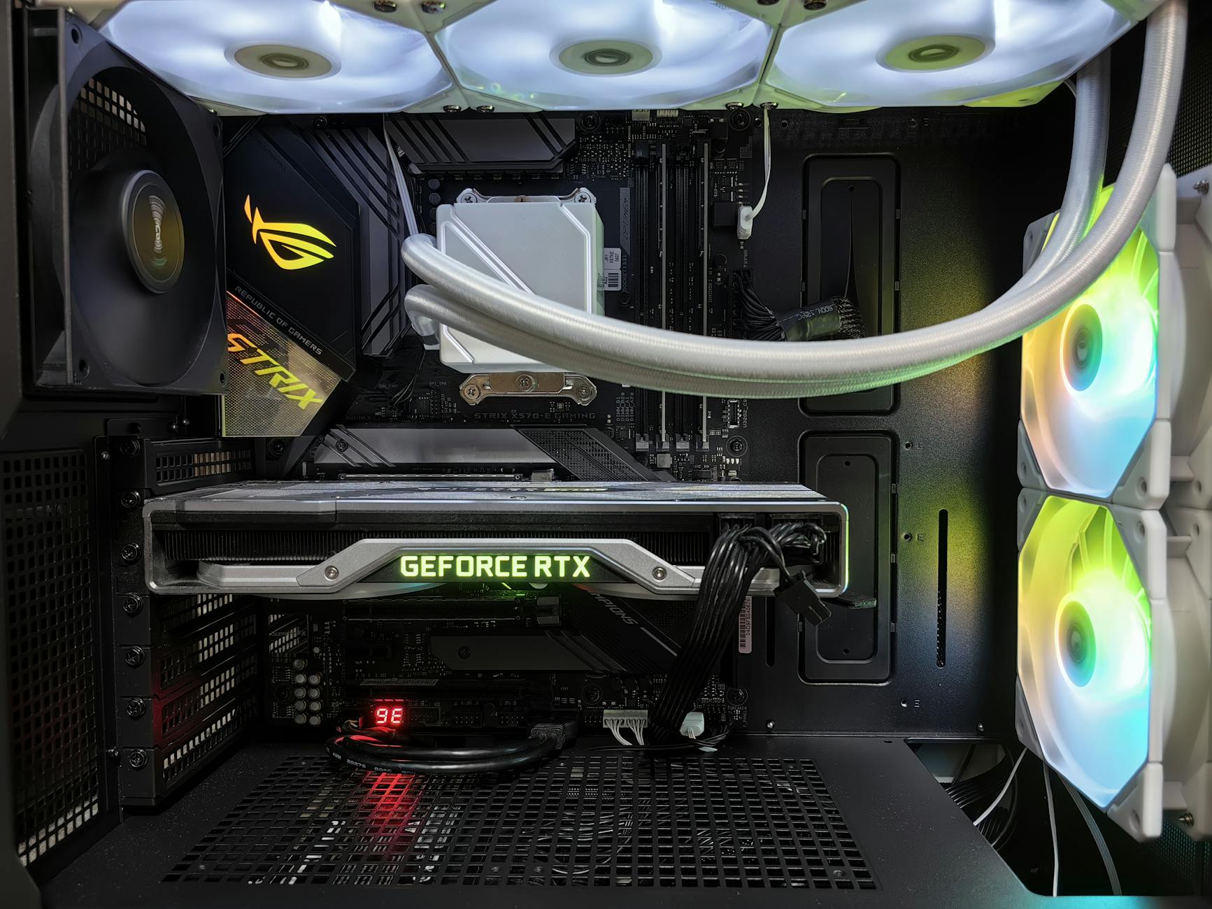 Wnętrze czarnej obudowy PC z kartą GeForce RTX i podświetleniem RGB