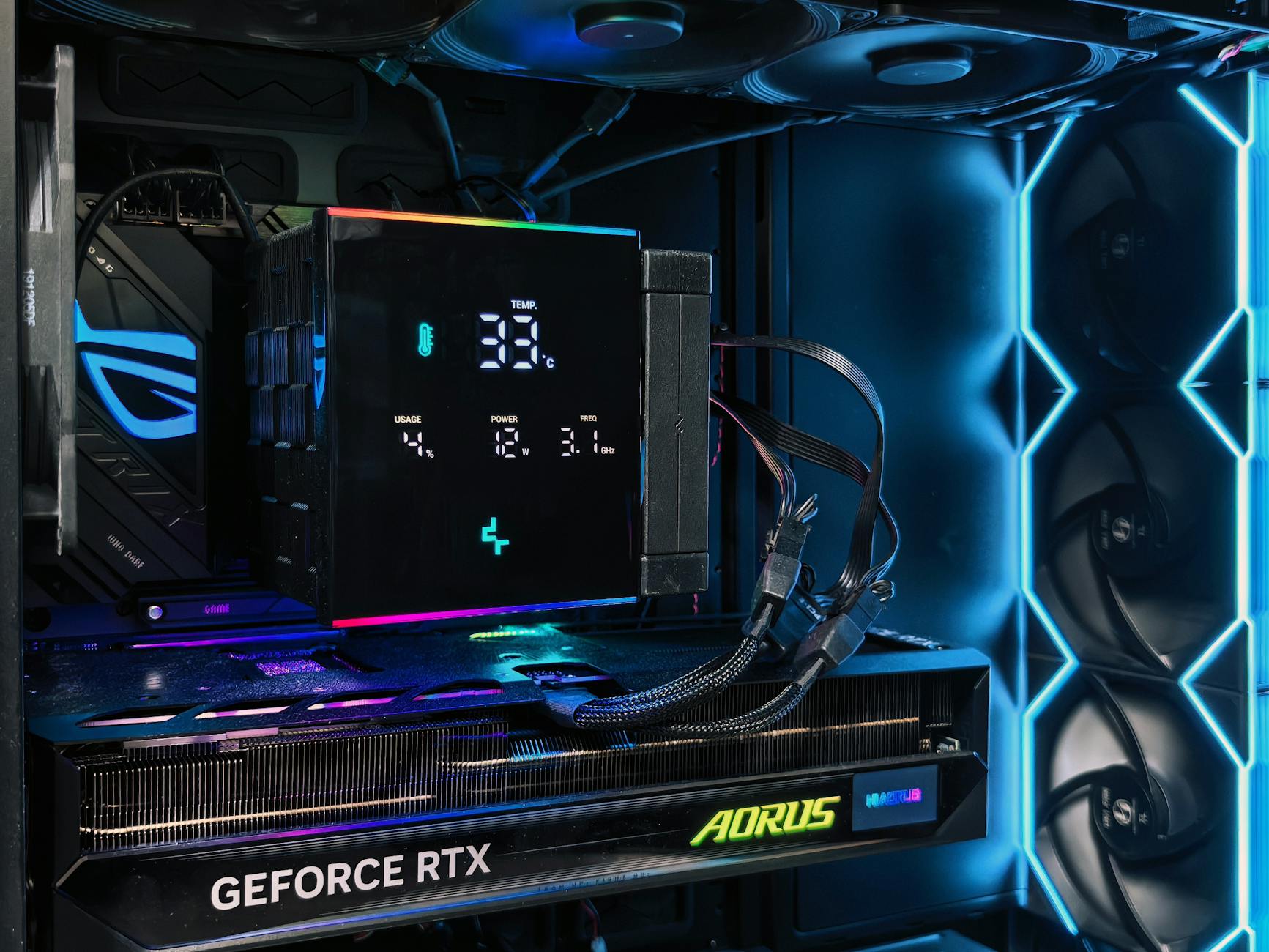 Wnętrze komputera gamingowego z kartą AORUS i podświetleniem RGB