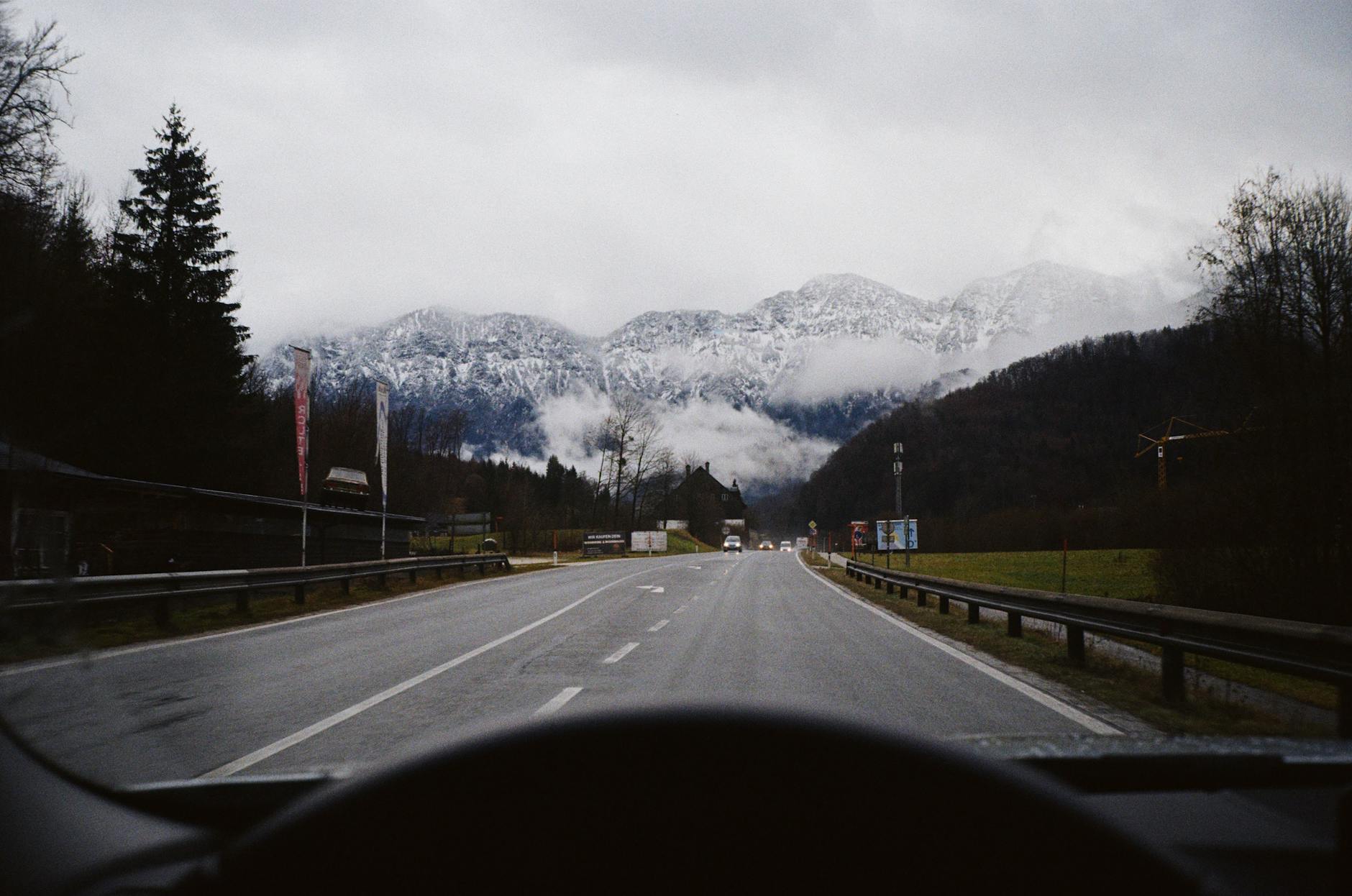 Trasa Bieszczadzką Pętlą: punkty widokowe i najlepsze odcinki na jazdę Samochód jedzie zimową, ośnieżoną drogą w bieszczadzkich górach