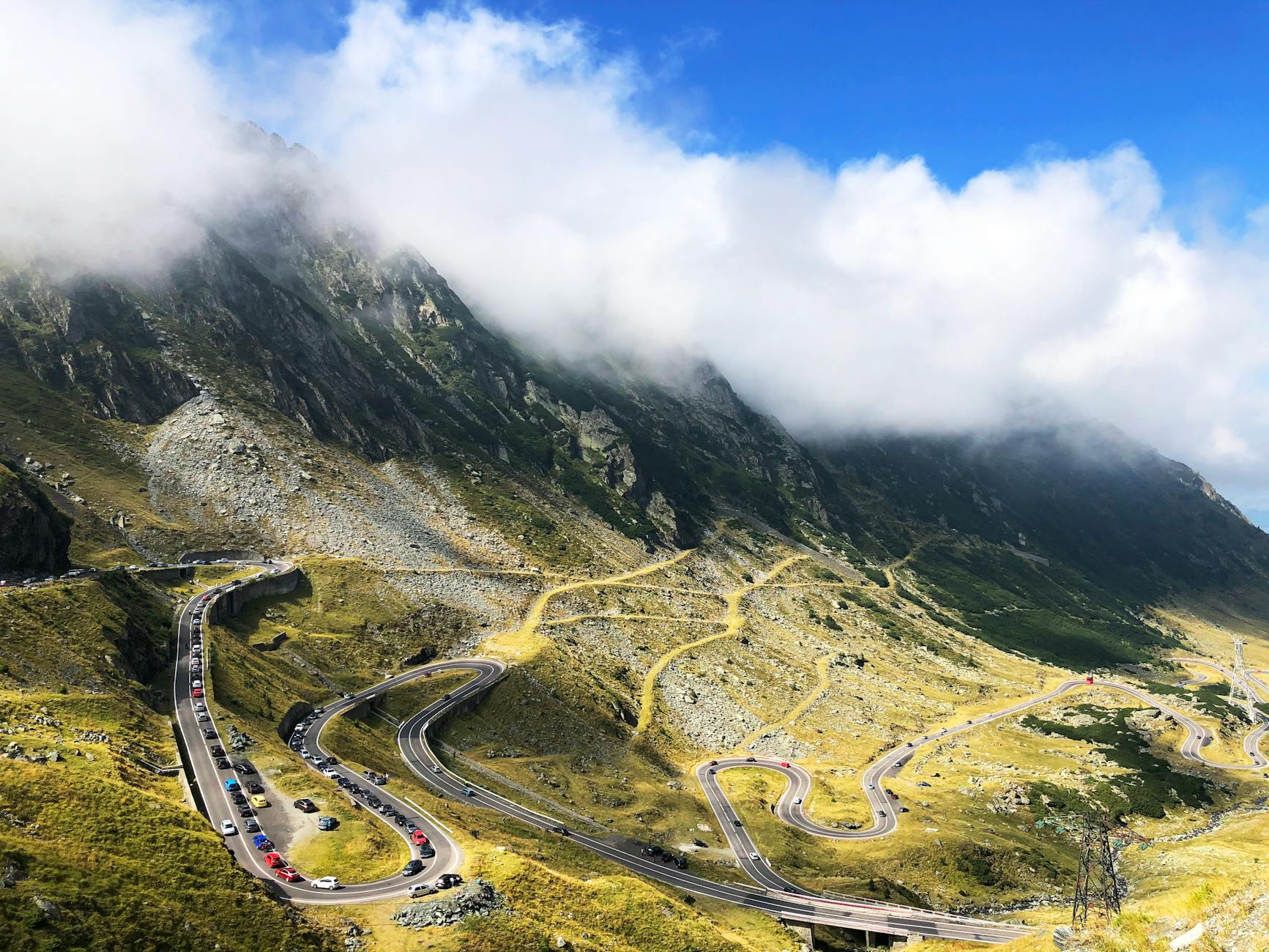 Kręta szosa Transfagarasan w Rumunii widziana z lotu ptaka