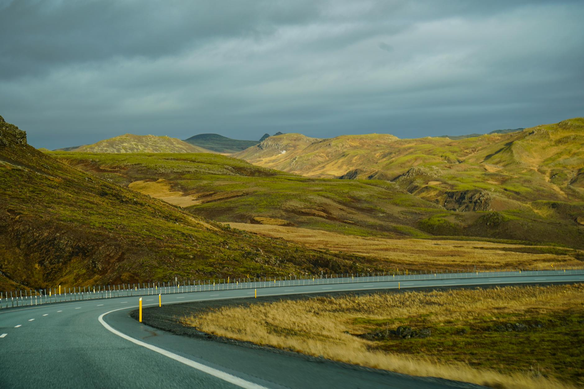 Kręta szosa wśród jesiennych gór podczas roadtripu po Europie
