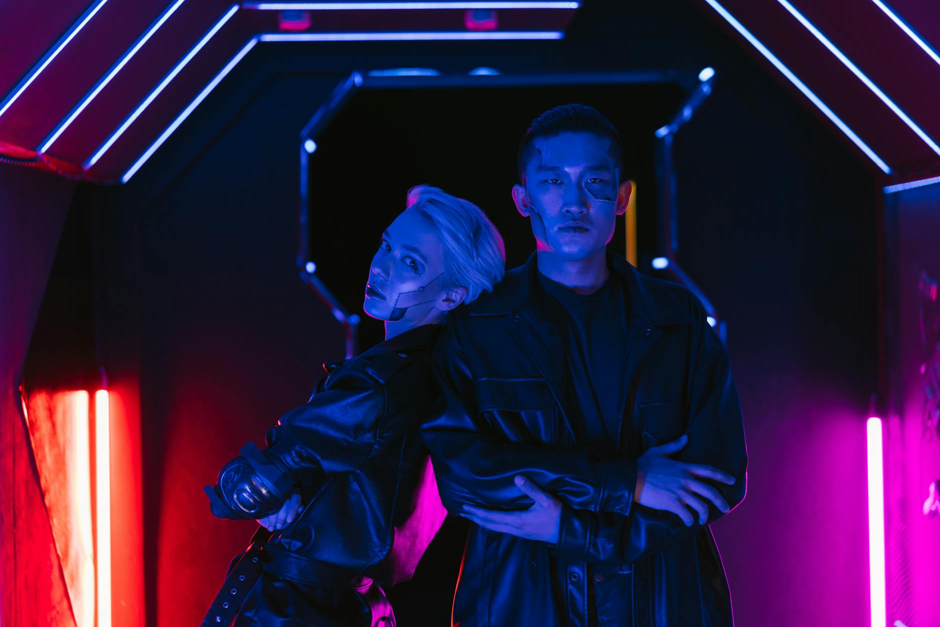 Para w futurystycznej, neonowej scenerii w stylu cyberpunk
