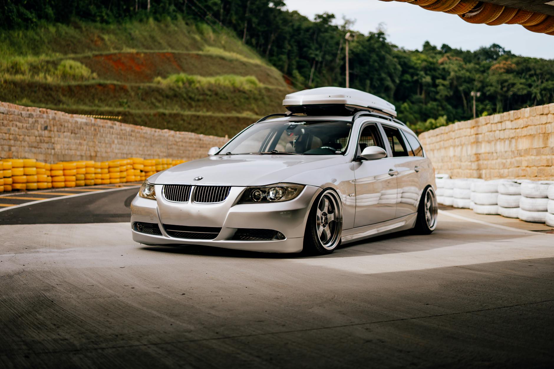 Najlepsze sportowe kombi: praktyczność bez rezygnacji z osiągów i dźwięku silnika Srebrne sportowe kombi BMW z boksem dachowym na zlocie aut w Brazylii