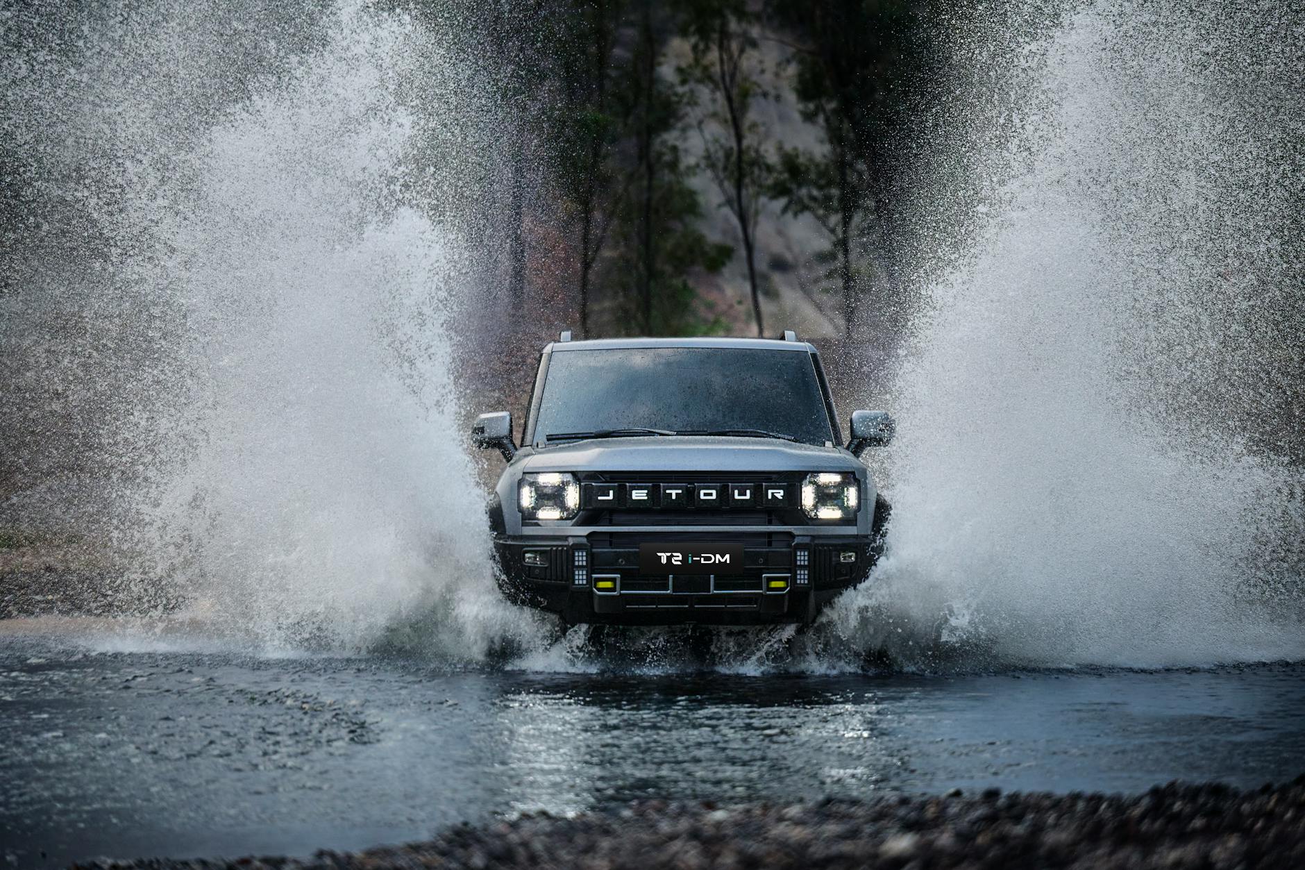 SUV w terenie rozbryzguje wodę podczas pokonywania płytkiej rzeki