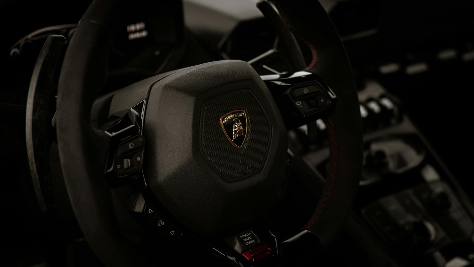 Zbliżenie na sportową kierownicę Lamborghini w luksusowym wnętrzu