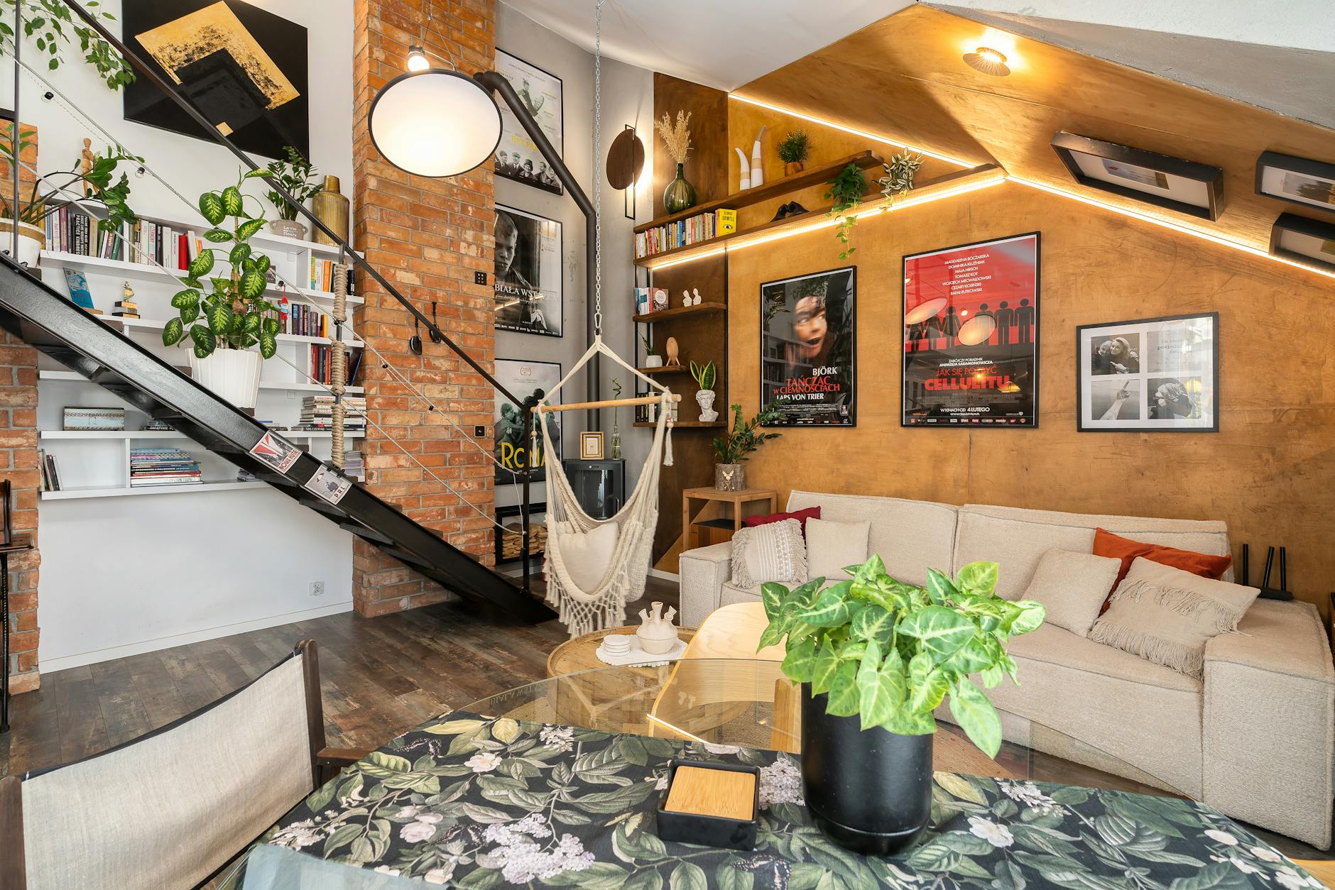 Loftowy salon z kanapą, roślinami i industrialnymi dodatkami