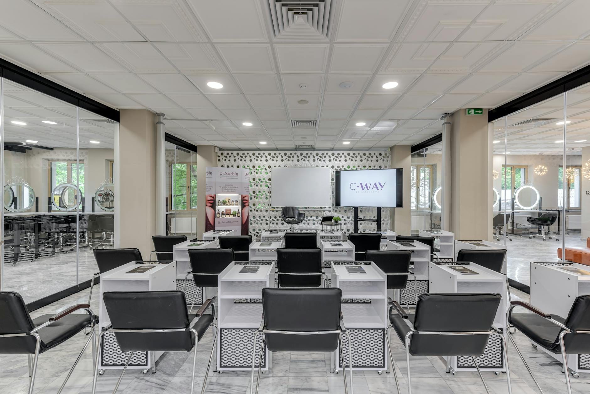 Nowoczesna sala szkoleniowa w salonie fryzjersko‑kosmetycznym