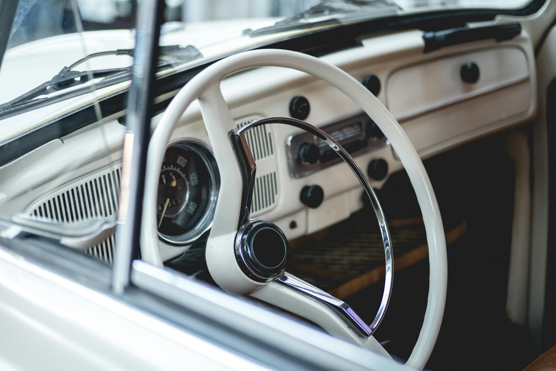 Wnętrze klasycznego Volkswagena Garbusa z retro kierownicą