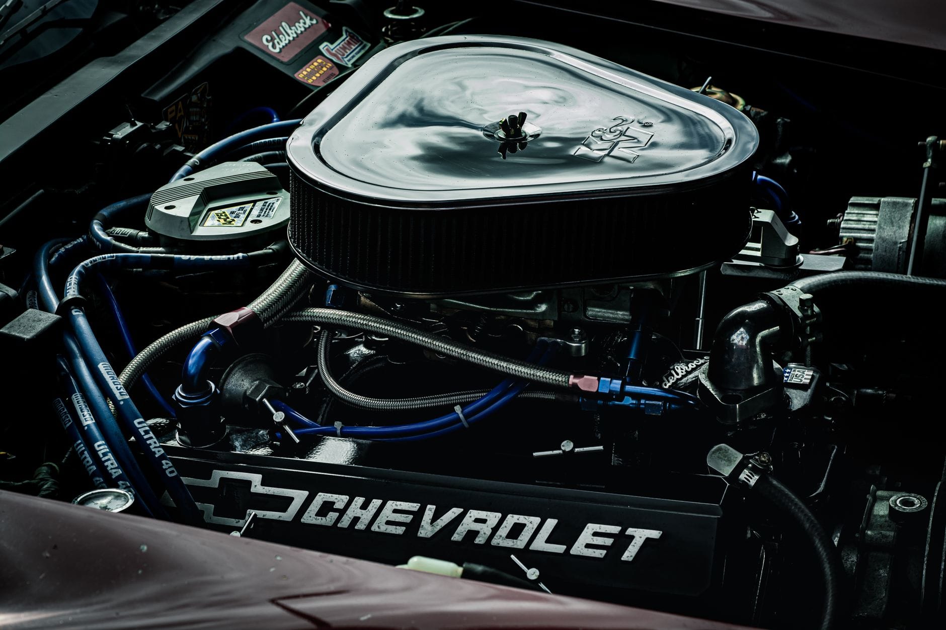 Zbliżenie na silnik Chevroleta z widocznymi sportowymi podzespołami