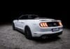 Ford Mustang GT 5.0 V8 na europejskich autostradach: czy to pełnoprawne Gran Turismo Biały Ford Mustang GT cabrio nocą